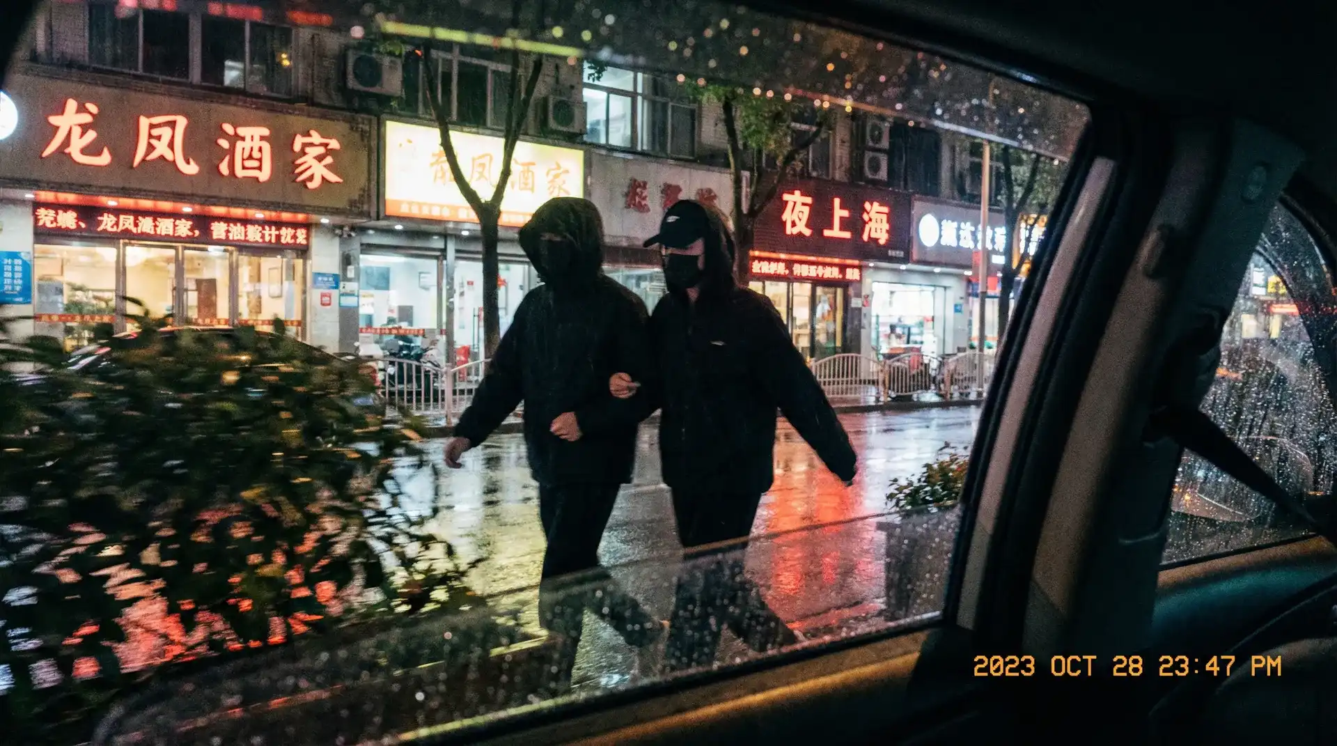 半岛综合体育app - 顶流明星深夜密会现场抓拍照片